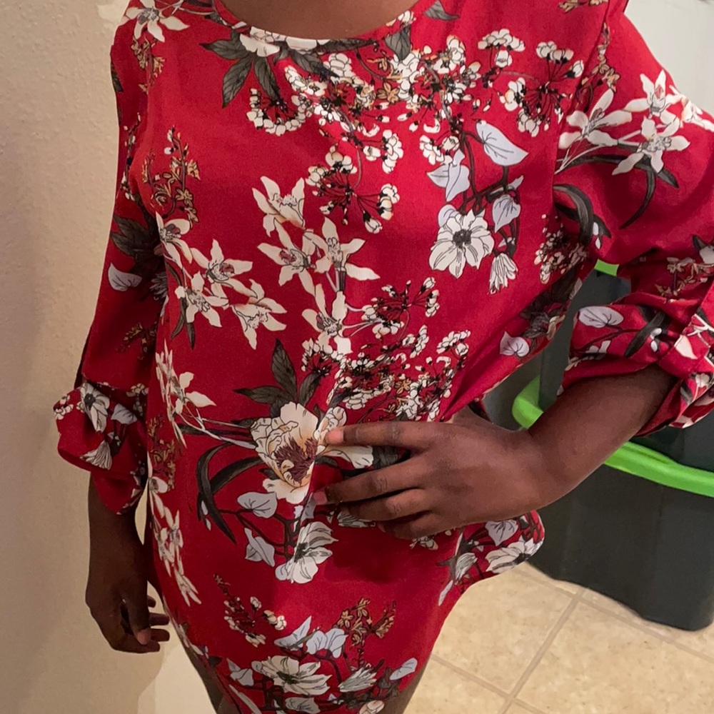 Red and White floral blouse with cuffed sleeve